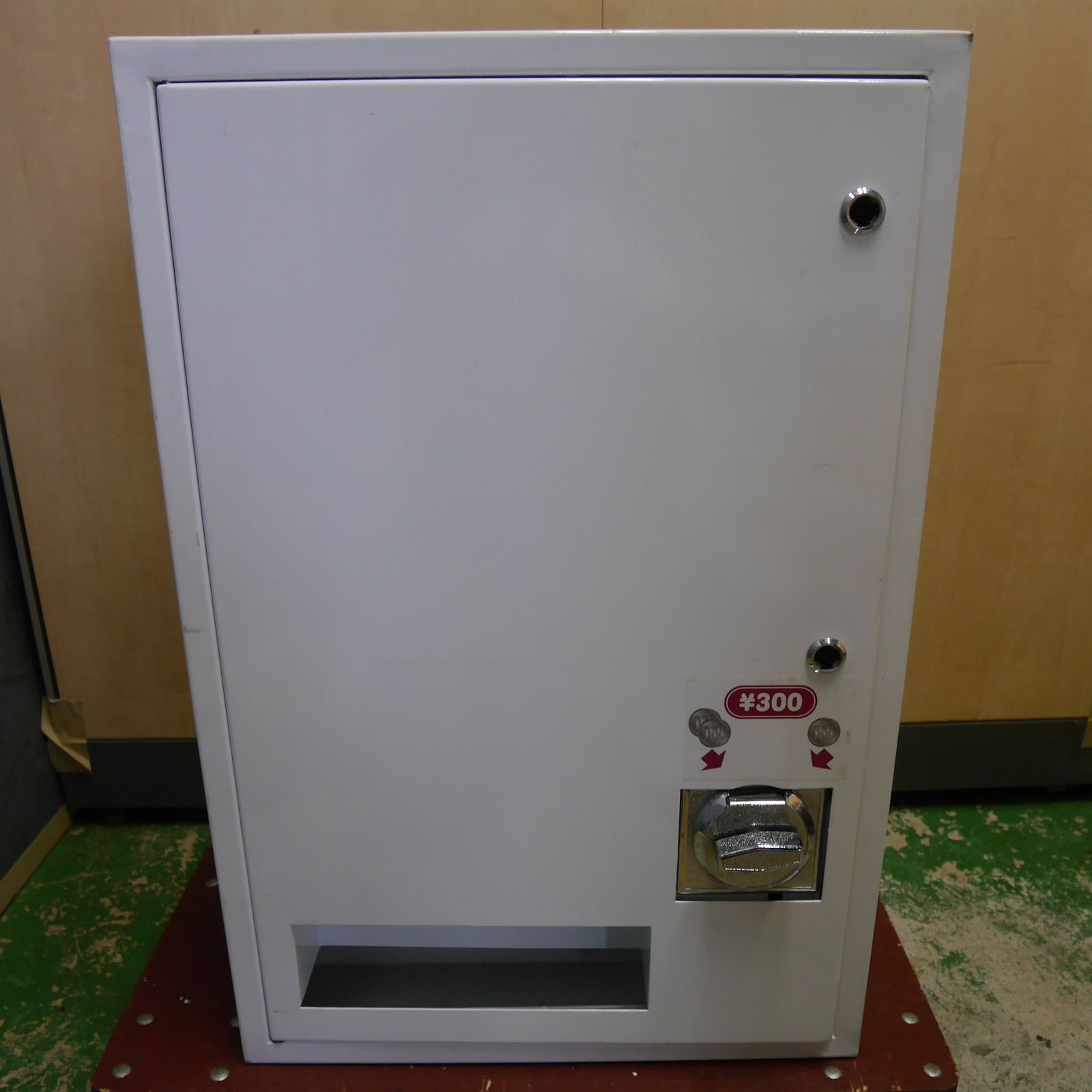 送料無料 手動式 自動 販売機 トレカ BOX トレーディング カード ボックス 自販機 ガチャ ガチャ メーカー 型式 不明 ジャンク品