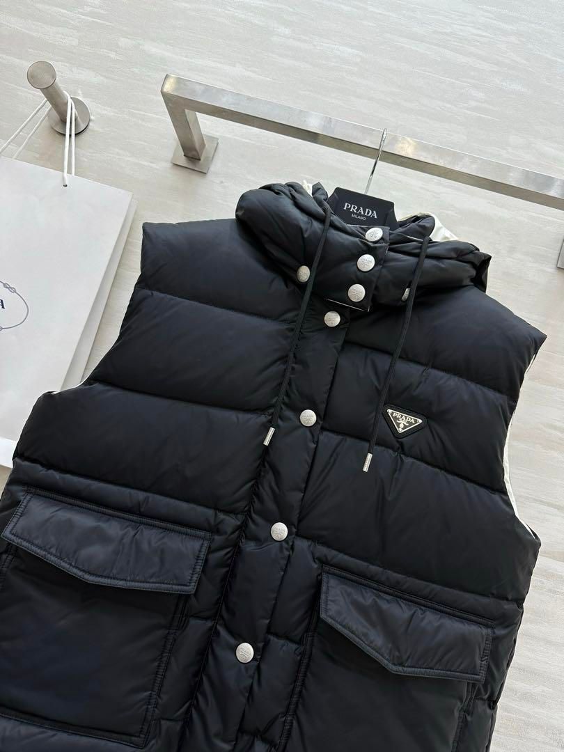 PRADA ダウンベスト フード付き 黒｜本日限定特価｜新品未使用