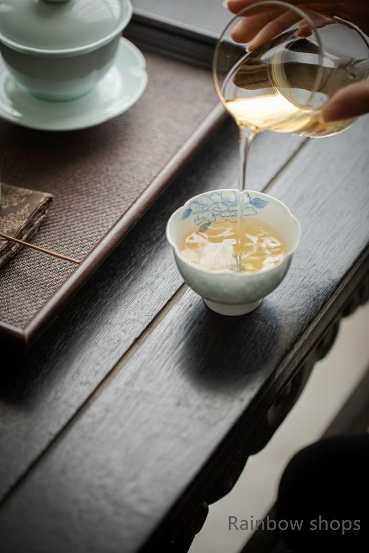 中国茶器　景徳鎮　手描き　茶杯　コーヒーカップ　女性ぴったり　青花磁　蝶々　３点 詩瓷集・中国唐風 変形牡丹文 青花磁器手作りカップ -景徳鎮製