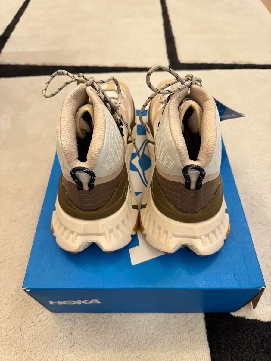 HOKA ONE