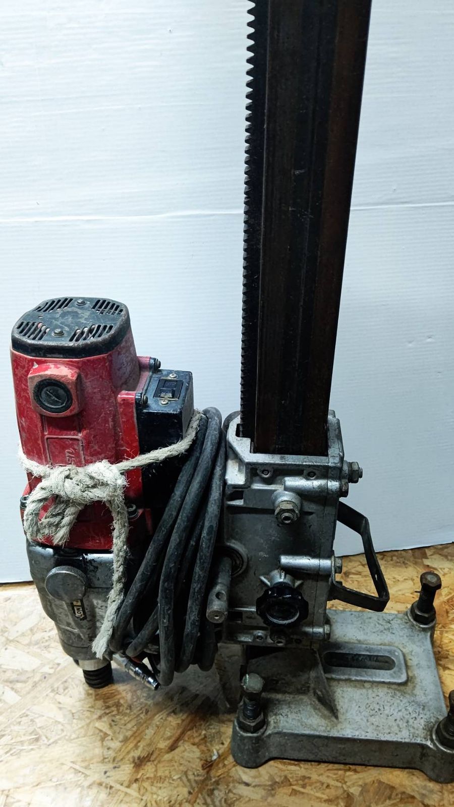100V