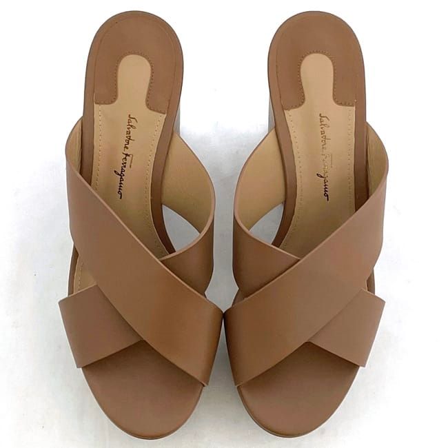 や*ん様 【美品】Salvatore Ferragamo ベージュサンダル ガン や*ん様 【美