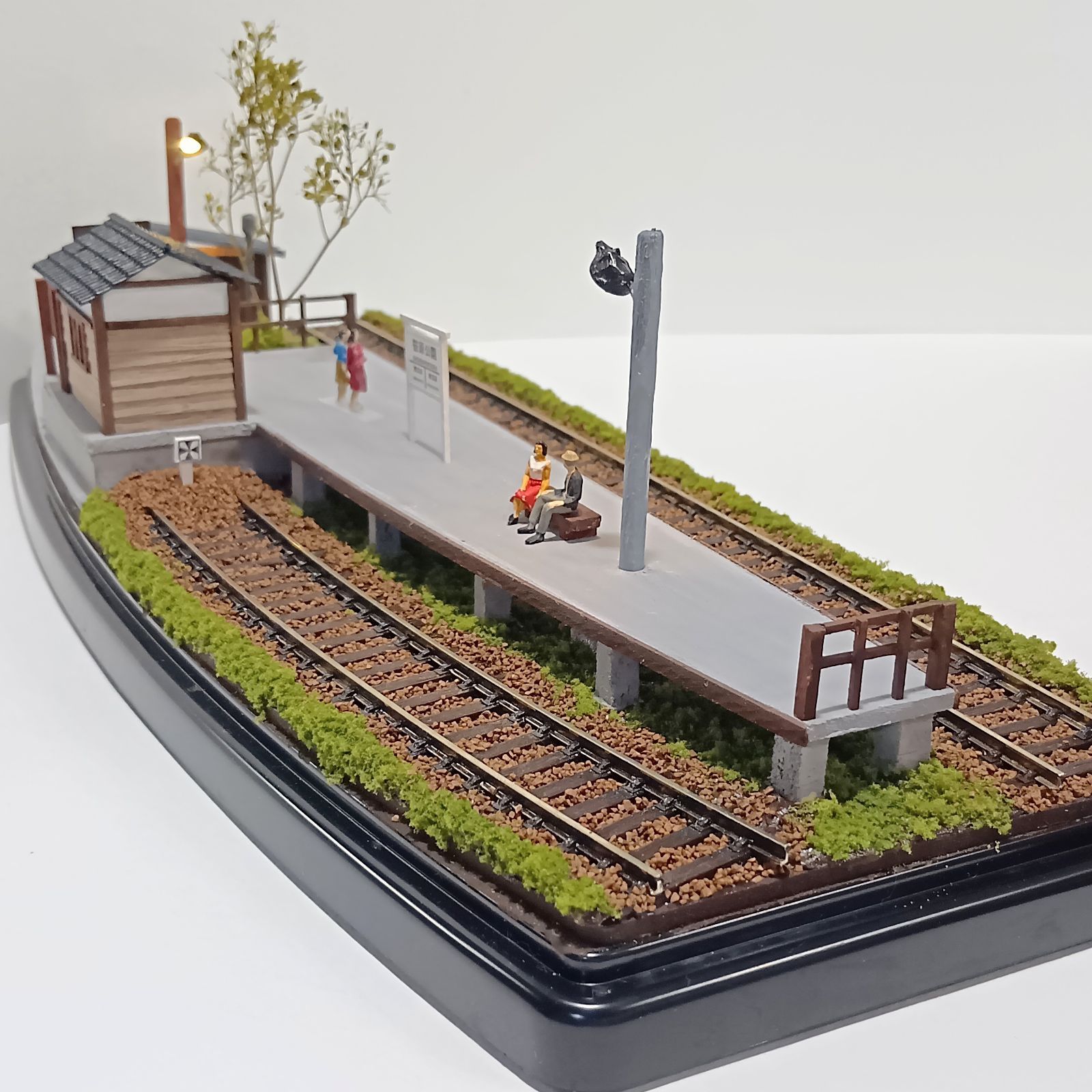 16番・HOゲージ 展示用ジオラマ「踏切のある風景」 鉄道模型 HOゲージ