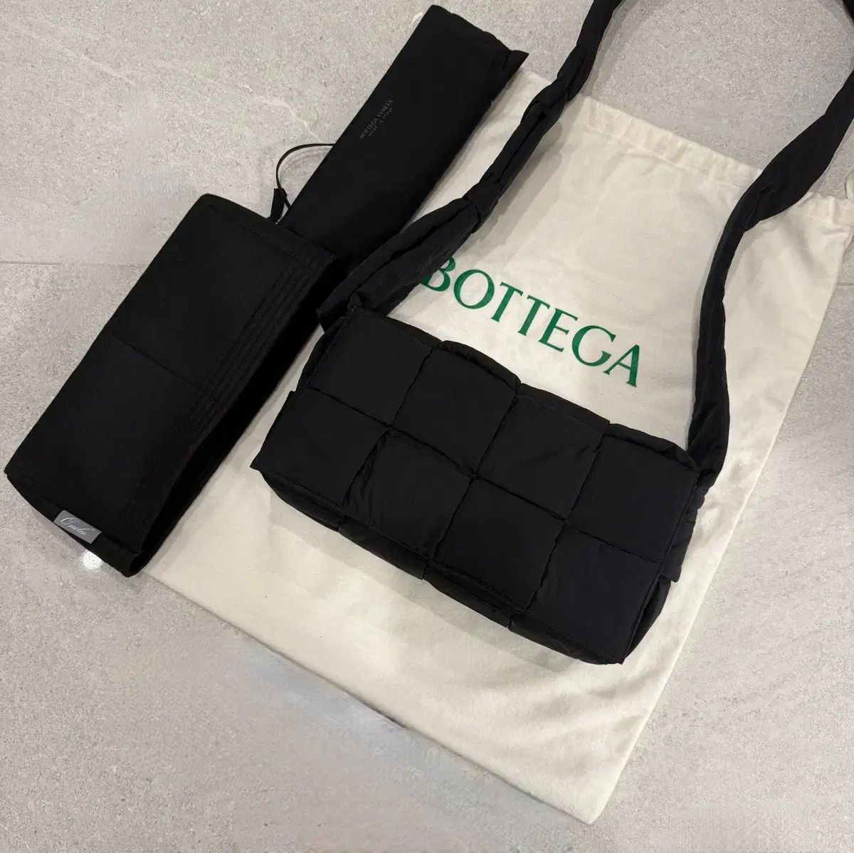 Bottega Veneta ボッテガヴェネタ パデッド テク カセットバッグ ブラック