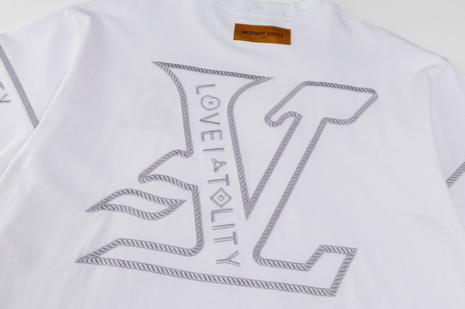 【美しい刺繍ロゴ♢】Louis VuittonブロイダリーLV Tシャツ 今日特価】Louis Vuitton 25SS 刺繍ロゴ T シャツ - メルカリ