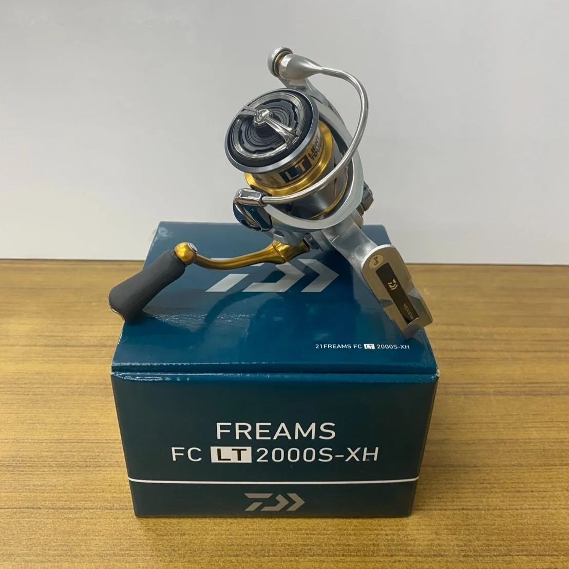 実釣未使用 ダイワ 21フリームスFC LT2000S-XH、チタンハンドルノブ 21