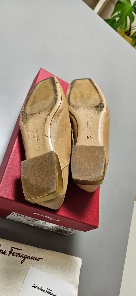 FERRAGAMO フェラガモ