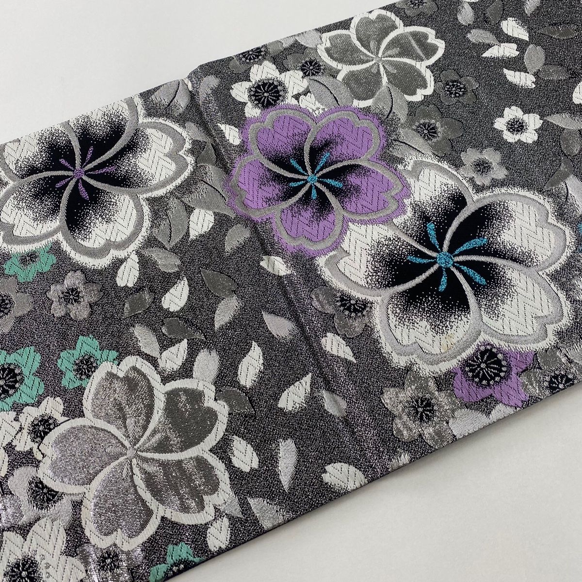 正絹 上品な淡いシルバーグレー 箔 雪輪・桜・花柄・宝 刺繍 名古屋帯 銀糸金糸 正絹 上品な淡いシルバーグレー 箔 雪輪・桜・花柄・宝 刺繍 名古屋帯