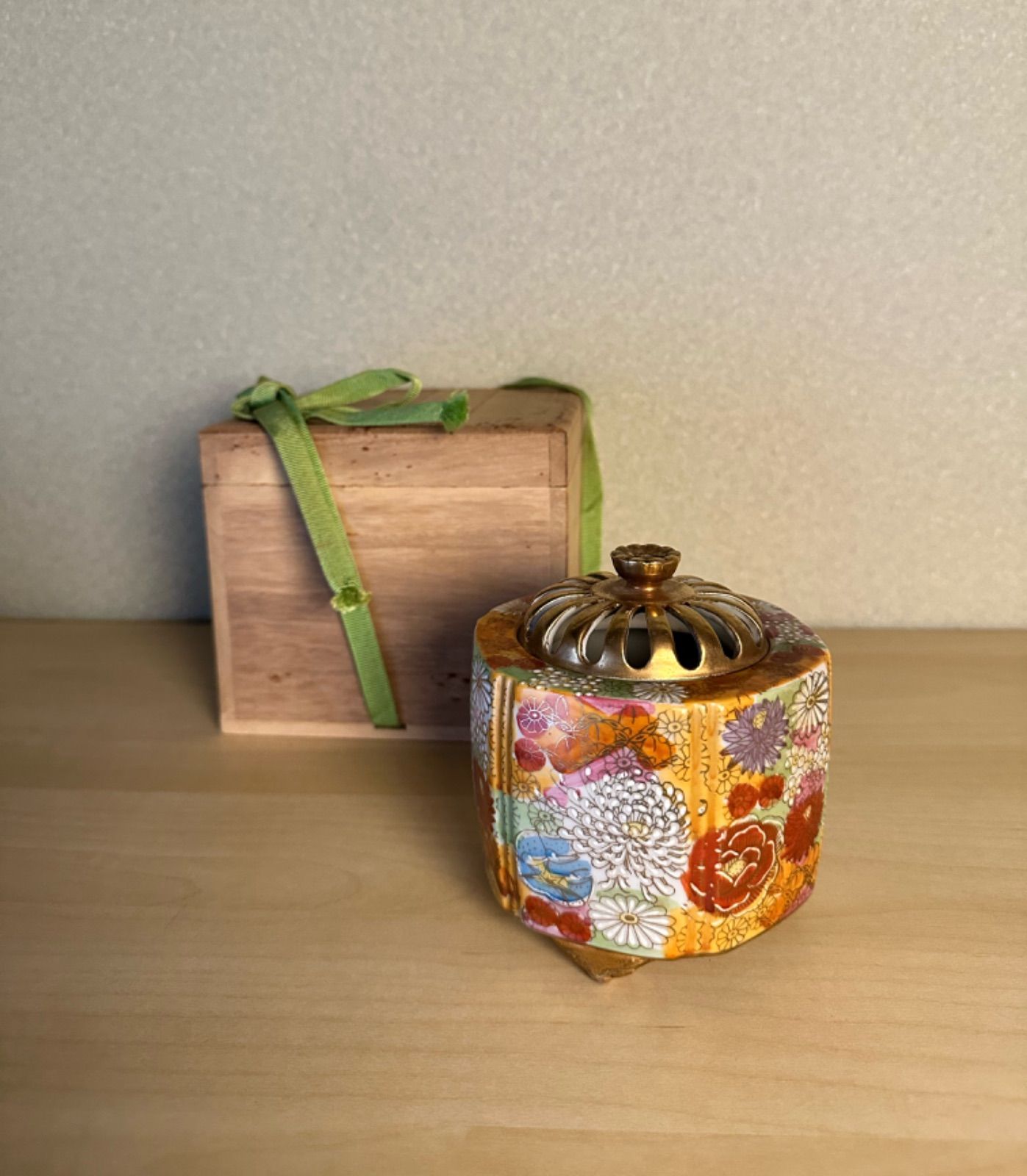 蔵出し 時代物 九谷焼 施釉・彩色陶磁器 菊花金彩 盃 2点 桐箱入 レトロ 桐箱付き 九谷焼 春洋釜 金彩花詰 香炉 当時物 昭和 陶器 花