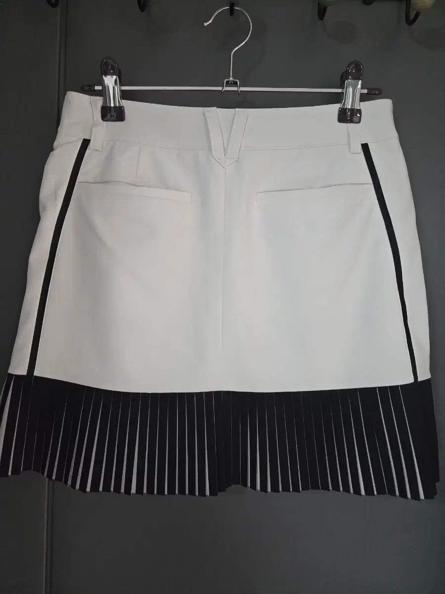 デサント₍DESCENTE ホワイト プリーツ ゴルフ スカート 61 xs
