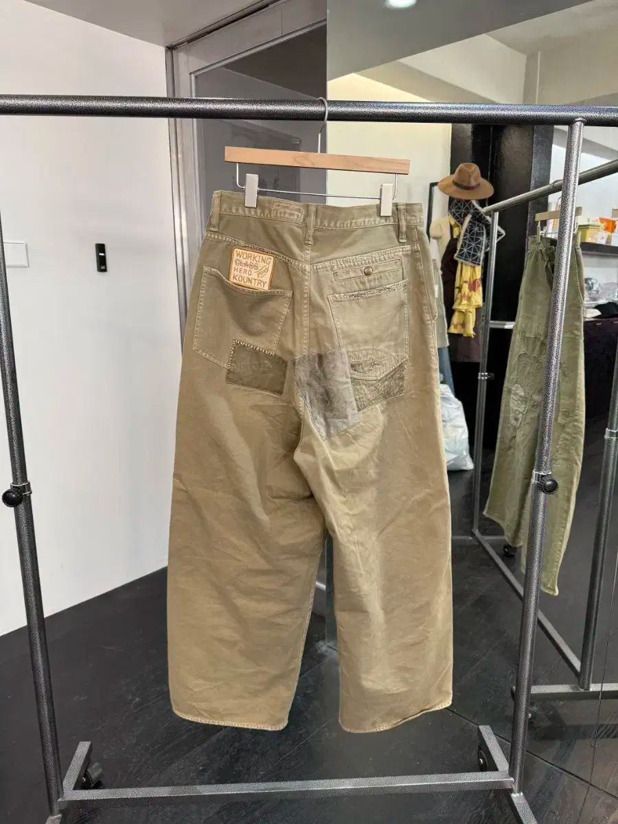 UNIVERSAL PRODUCTS. ワンタック チノ トラウザー UNIVERSAL PRODUCTS