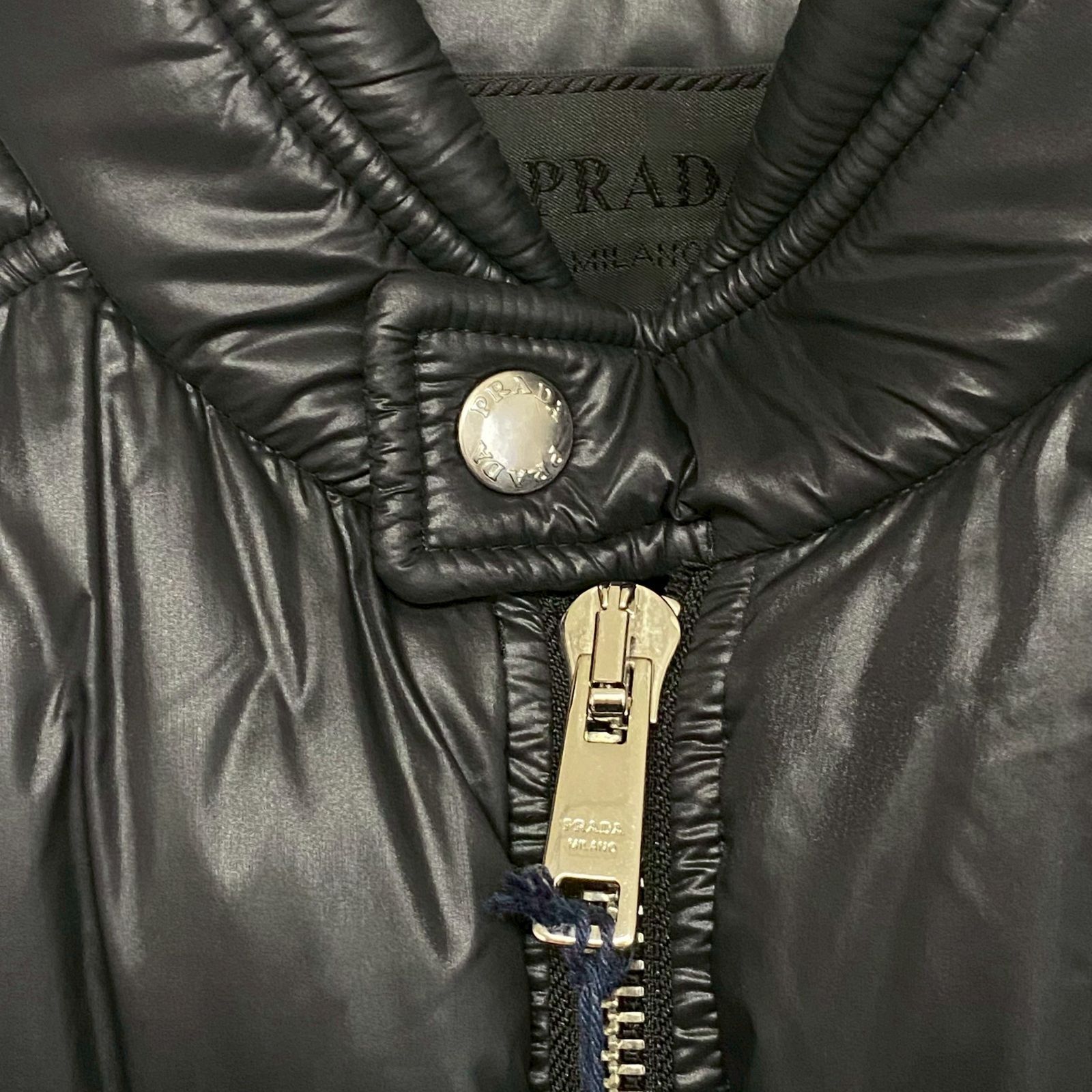 PRADA プラダ トライアングル ロゴ プレート 黒 ブラック ダウン