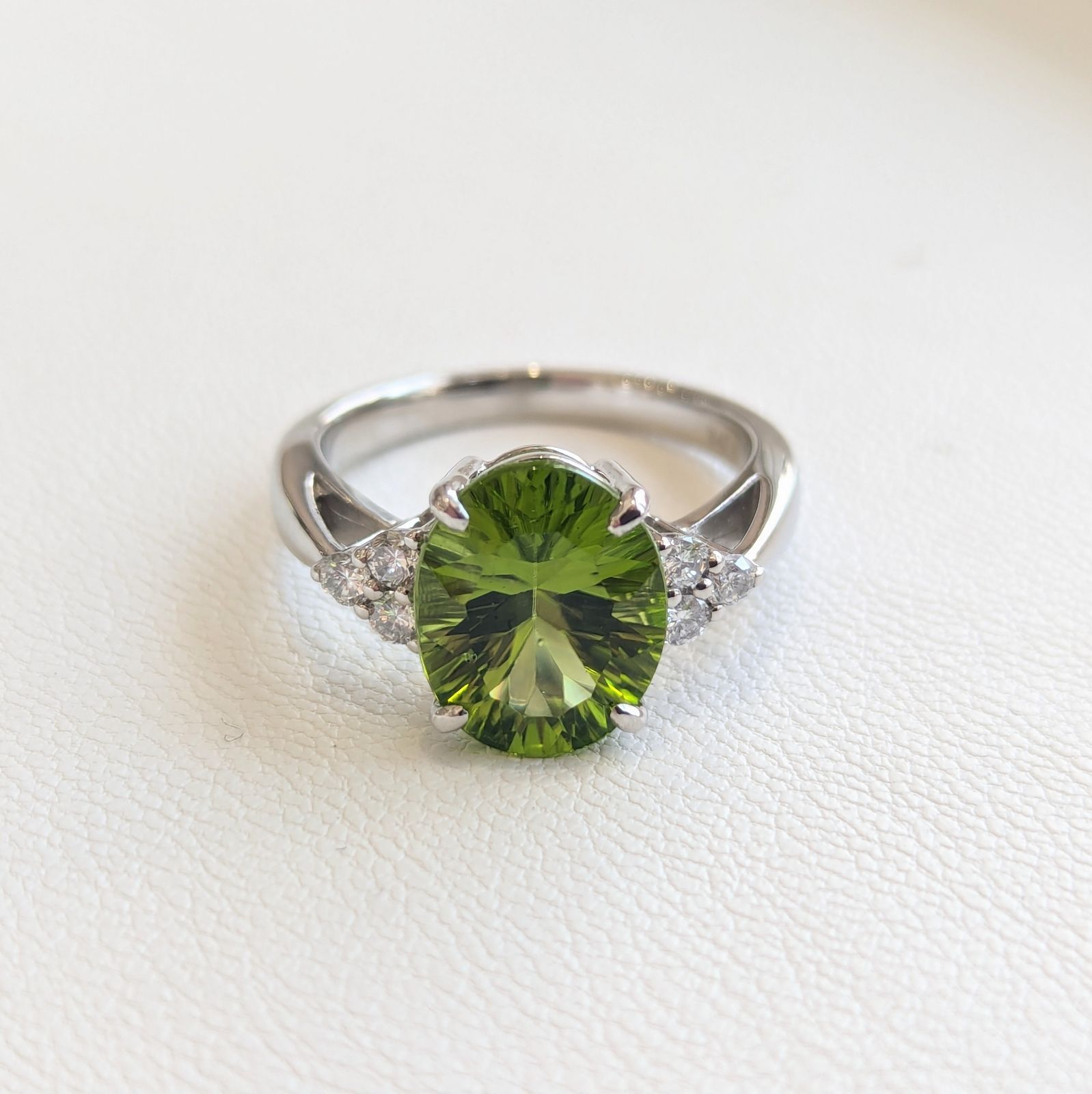 ペリドットに輝きを与えるコンケーブカット リング 12号 K18WG