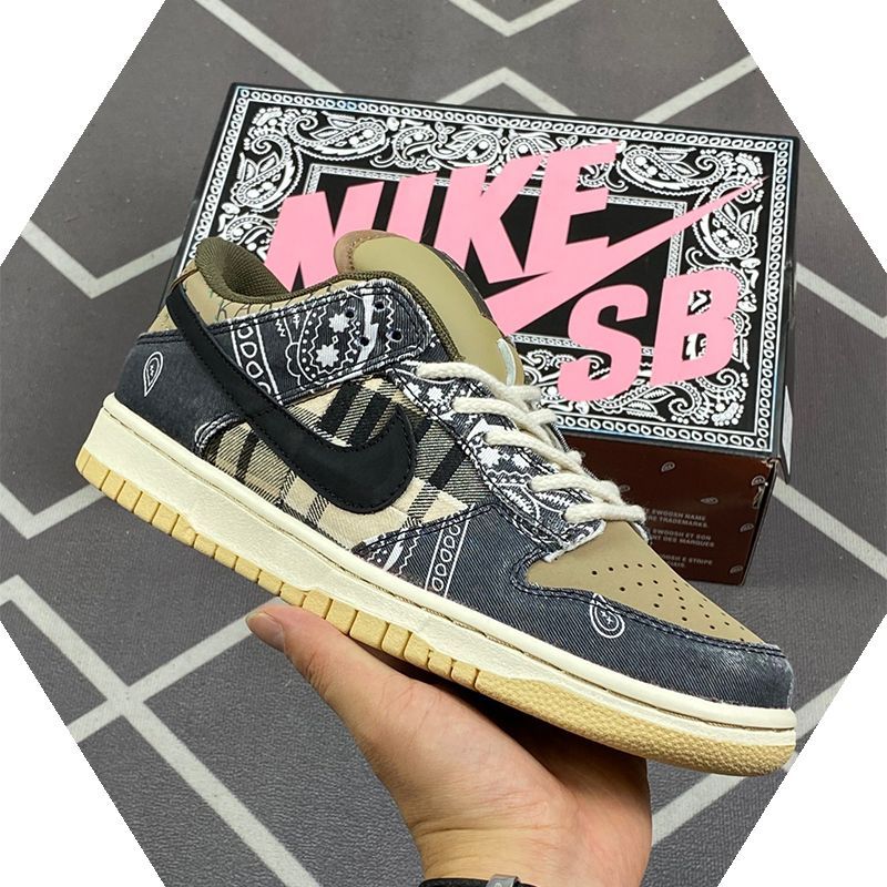 本日の新品は未使用です Travis Scott x Nike Dunk SB 