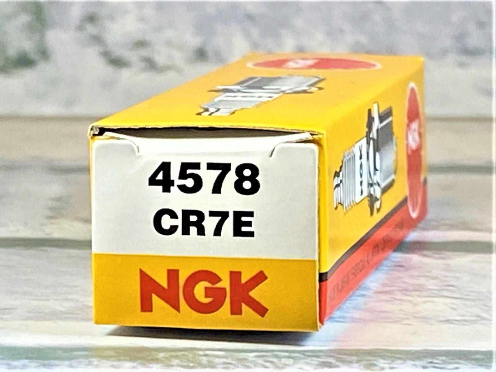 ＮＧＫ　ＣＲ７Ｅ　４本セット　ヤマハ　ＪＯＧ、ＤＸ、ＺＲ　ＳＡ３６Ｊ　０７ー１８　適合　新品！