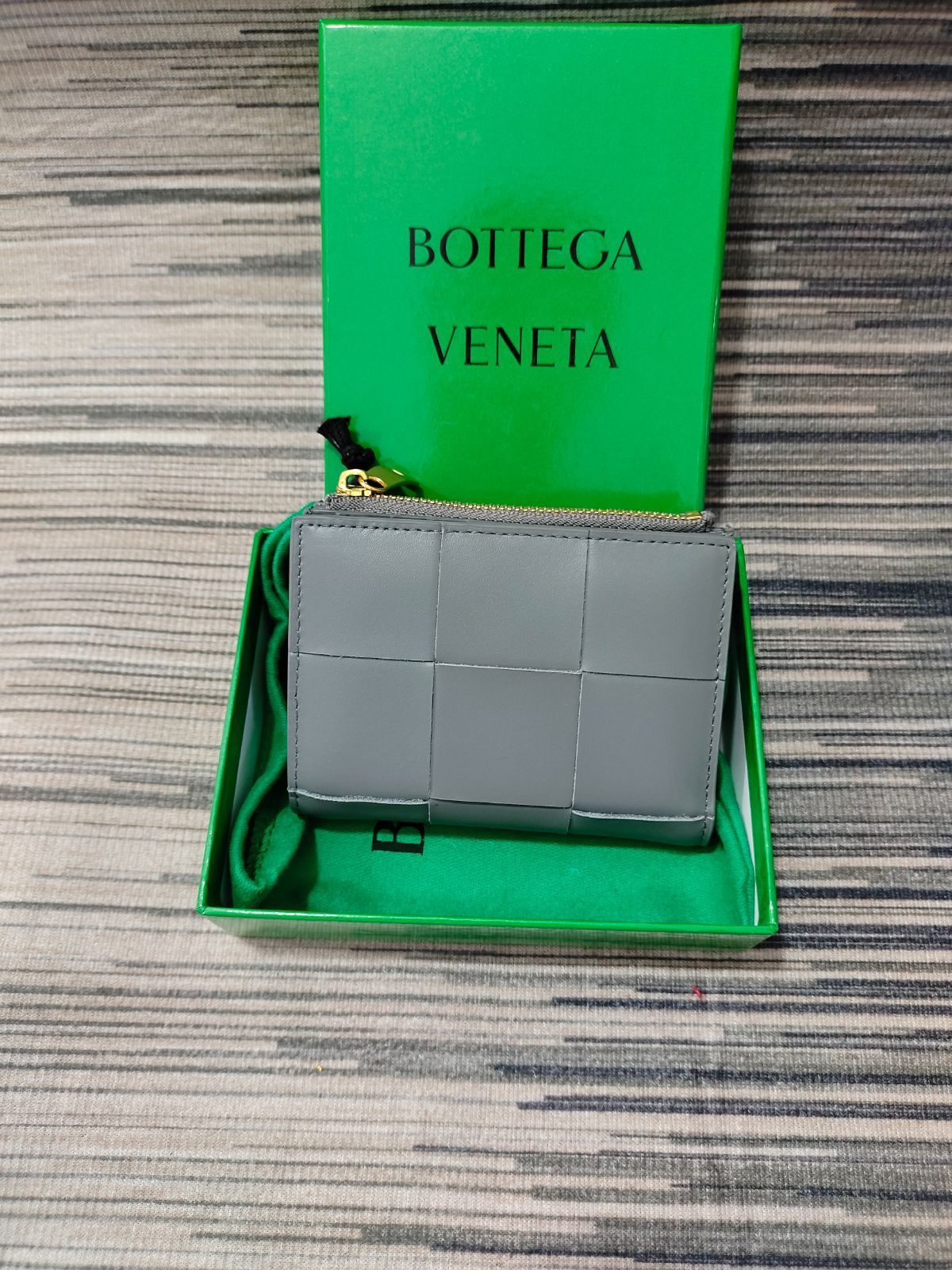 箱付き！早い者勝ちBOTTEGA VENETA財布/二つ折り財布　極🌟美品💞可愛いஐお得な特典のお知らせグレー