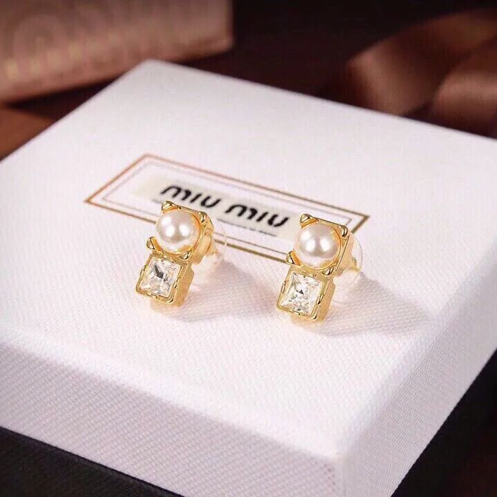 Miu Miu】ミュウミュウ ゴールド＆パール ピアス - エレガントで