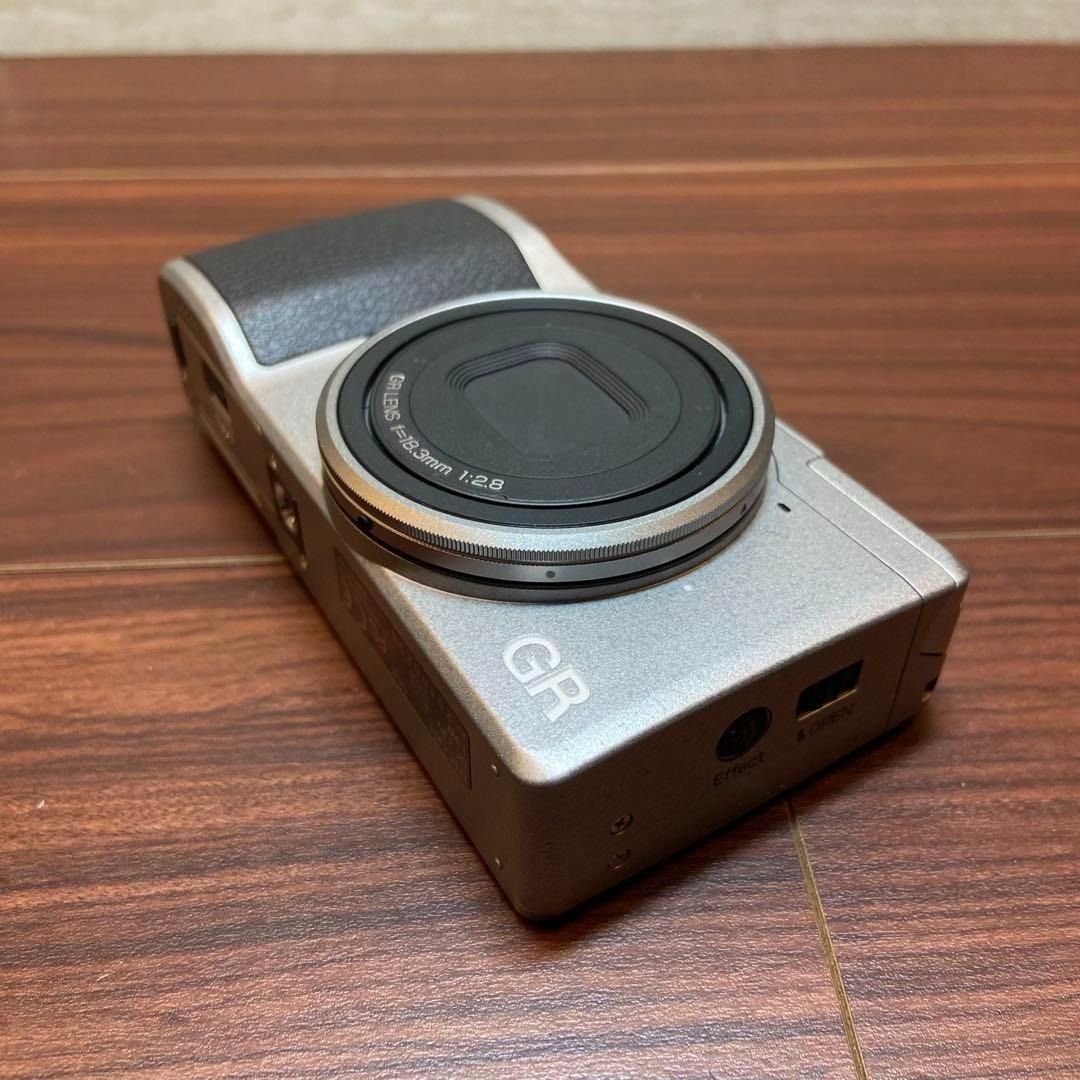 RICOH GR Ⅱ Silver edition デジカメ ほぼ新品 3446 RICOH GR Ⅱ Silver edition デジカメ ほぼ新品 3446 - メルカリ