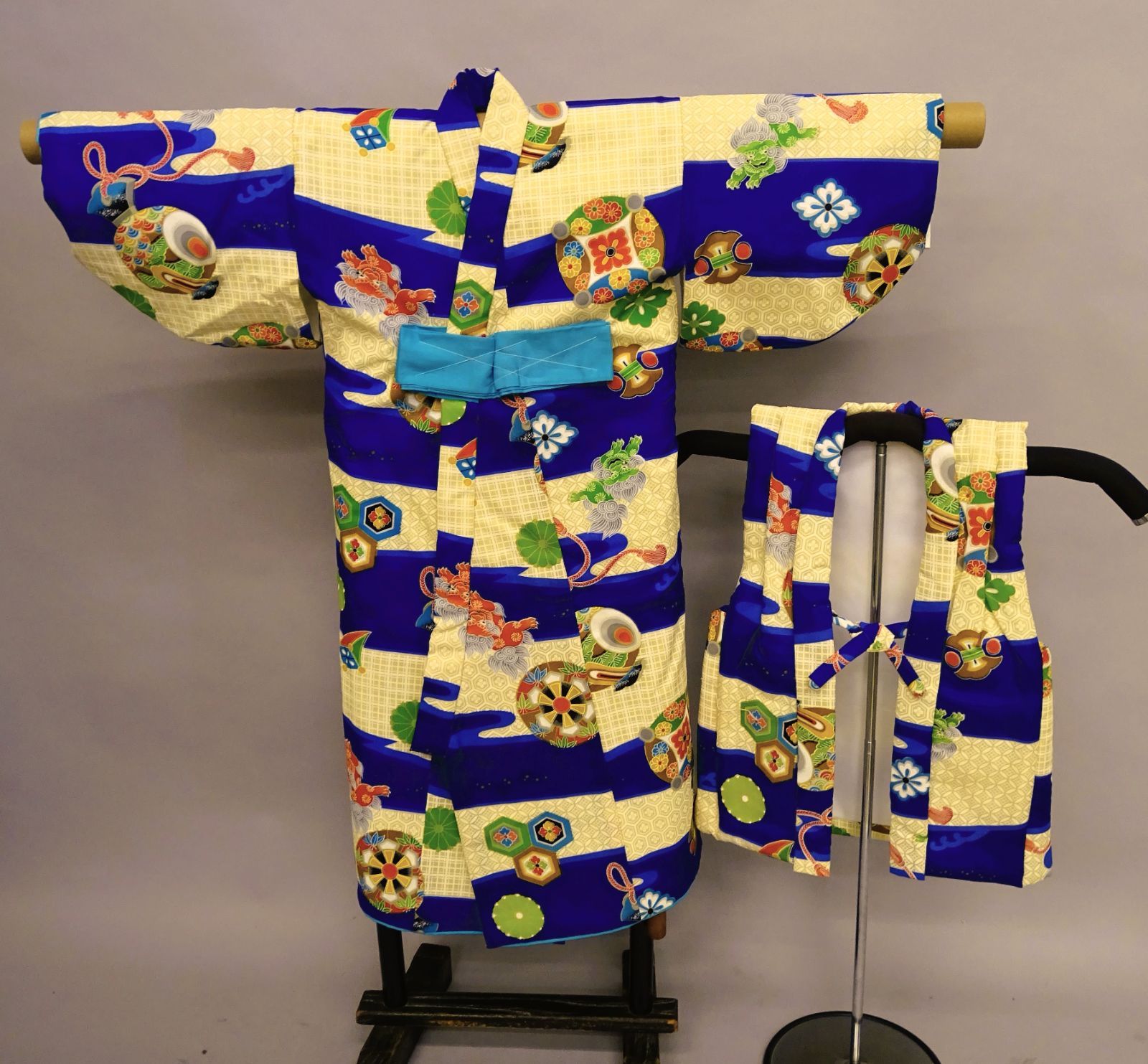 お宮参りの着物　男の子　一つ身 男の子のお宮参り産着 祝い着 「黒地 鷹、宝尽くし」 熨斗目 の