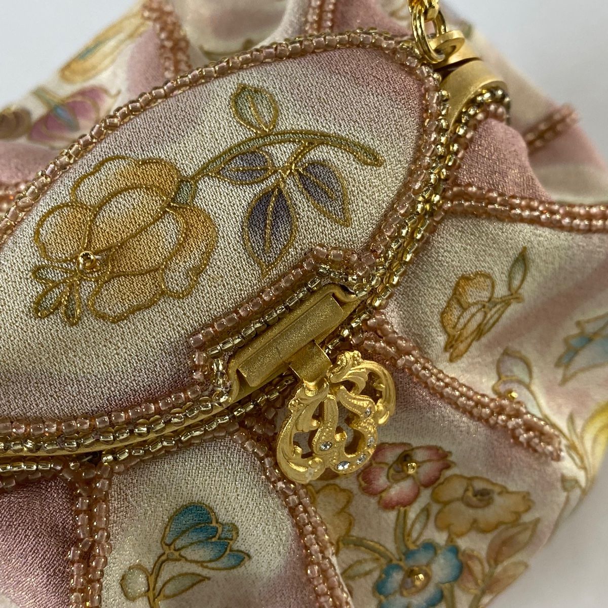 未使用品　OKAJIMA 和装バッグ 逸品 孔雀 草花 金彩 縮緬 正絹 未使用品 OKAJIMA 和装バッグ 逸品 孔雀 草花 金彩 縮緬 正絹