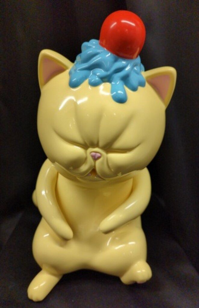 UNBOX INDUSTRIES refreshment toy Giant Exotic sleeping cat 黄色成型