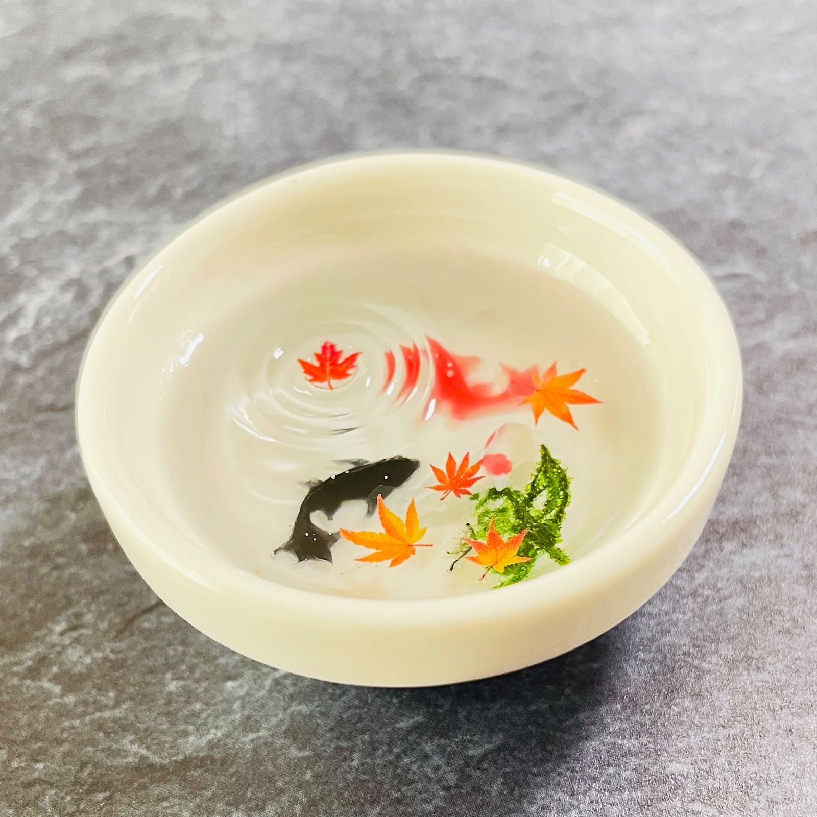 再販】金魚が泳ぐ波紋の池 紅葉 レジンアート - メルカリ