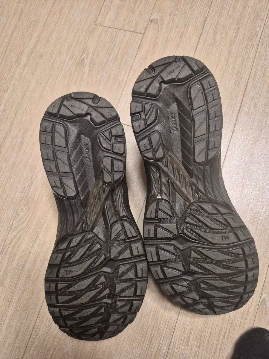 アシックス