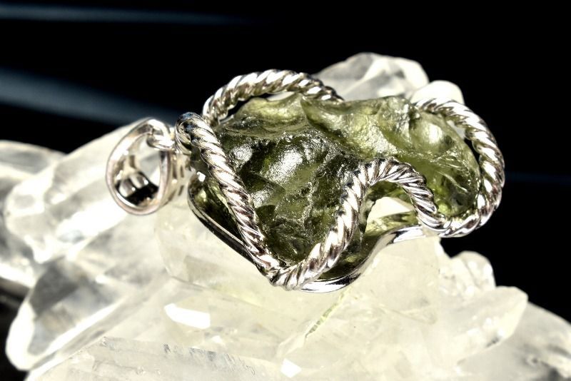 １点物 AA シルバー925 モルダバイト 22x17mm 原石 ペンダントトップ パワーストーン 天然石 _PC6484 NEXPOTALLINN_EU