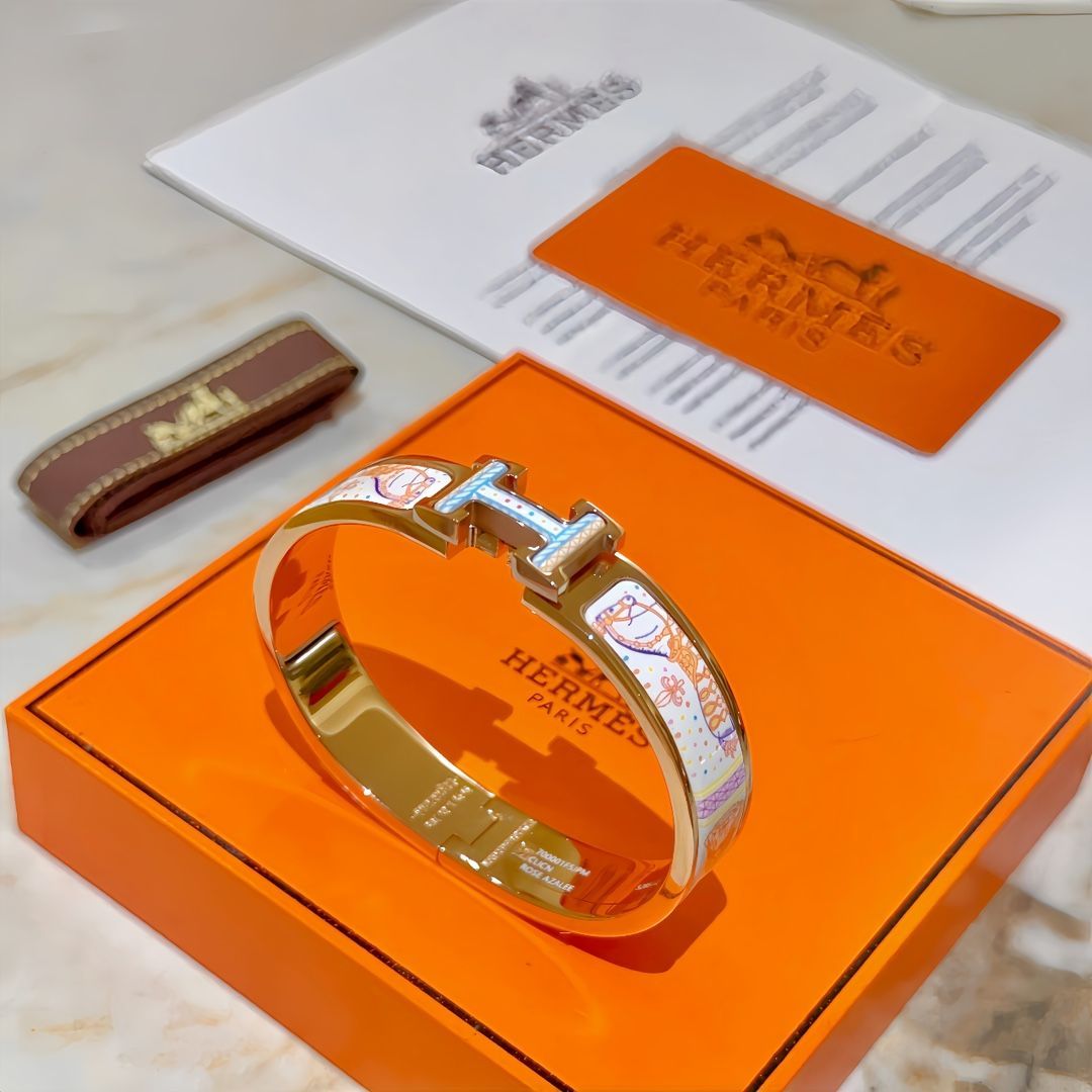 ✨新品✨正規品✨【HERMES】CLICエナメルカラーHブレスレットエルメスのアイアンピンク定番、エルメスのブレスレットの定番アイテム。  17cm/19CM 男女兼用 @Cici - メルカリ