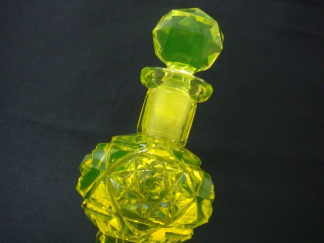 ウランガラスの香水瓶 by チェコ Pesnicak - メルカリ