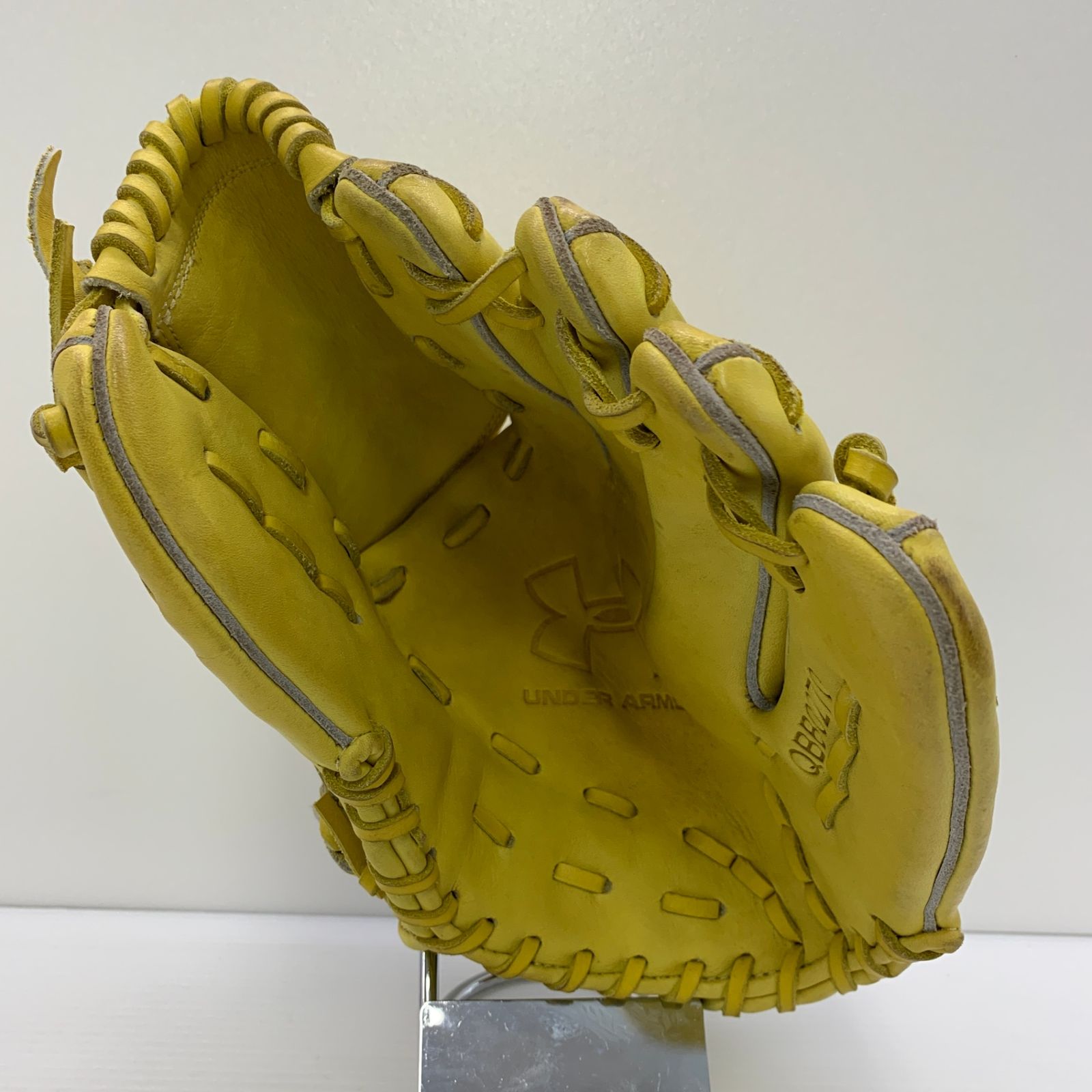 アンダーアーマー箱、袋付投手（ピッチャー）軟式グローブ 右投