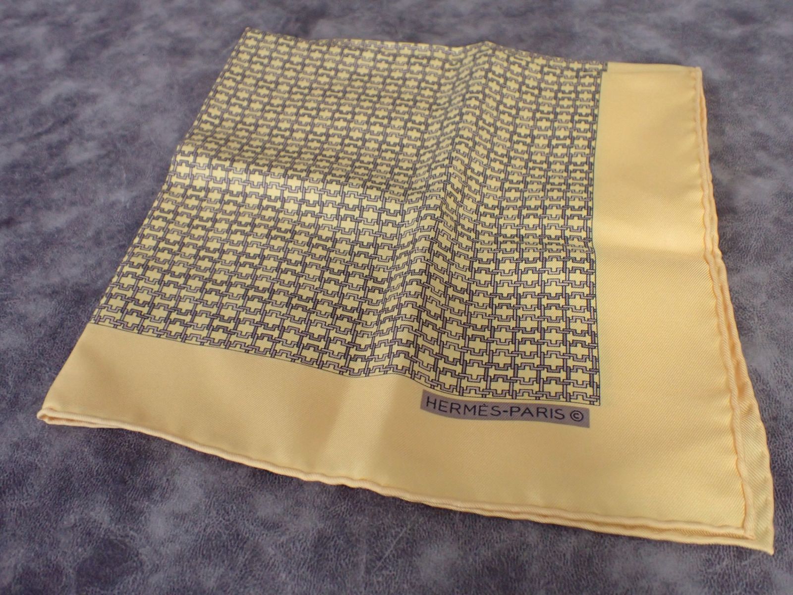 正規品，お得 美品 HERMES エルメス シルクスカーフ プチカレ ハンカチ シルク100％