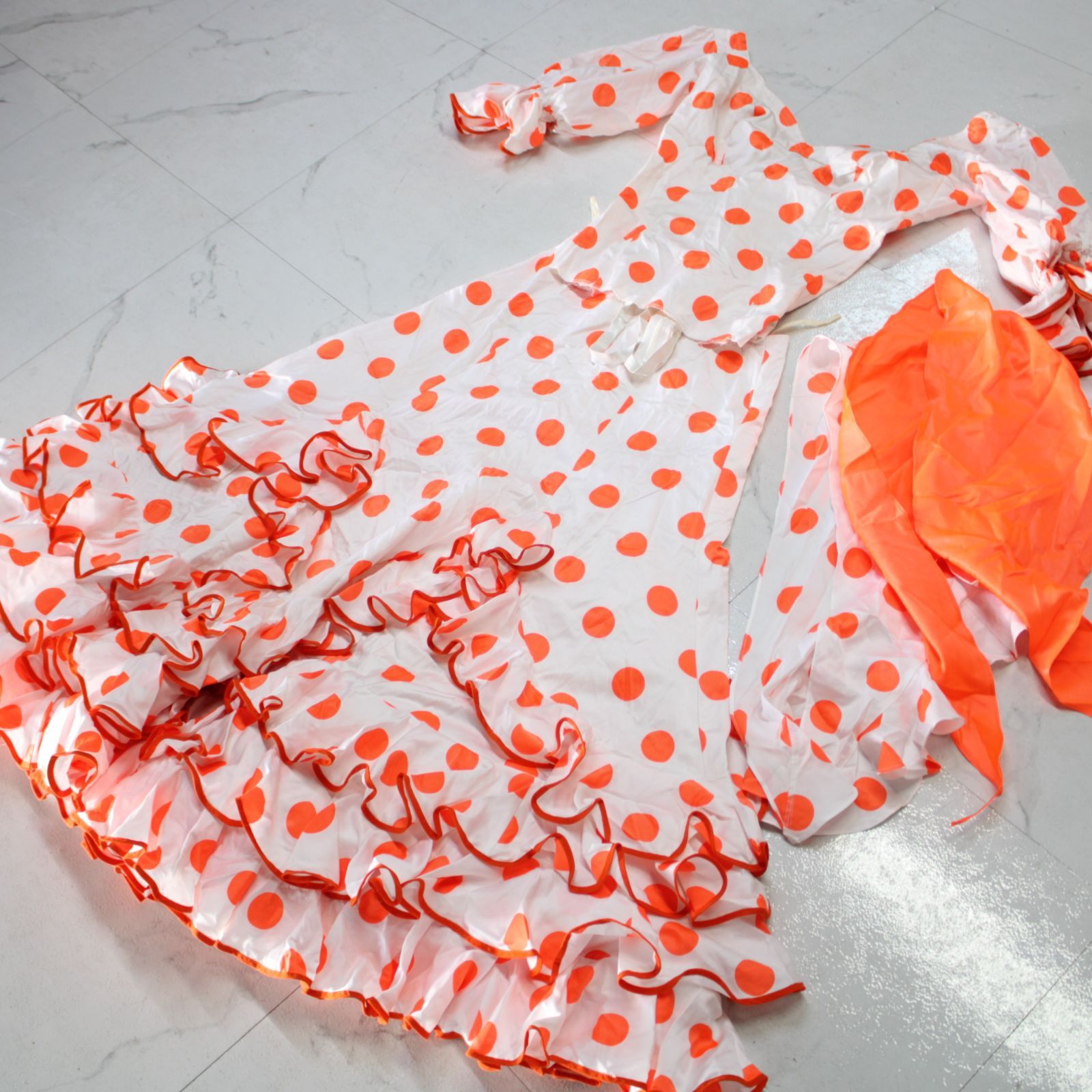 フラメンコ衣装】ホワイト×豪華ボランテ 上下セット ツーピース