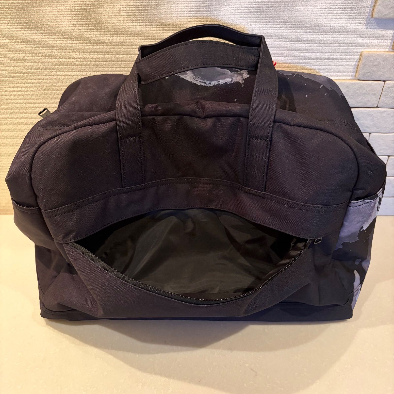 ディーゼル ボストンバッグ RAVE DUFFLE 40L チャコールグレー ディーゼル ボストンバッグ RAVE DUFFLE 40L チャコールグレー