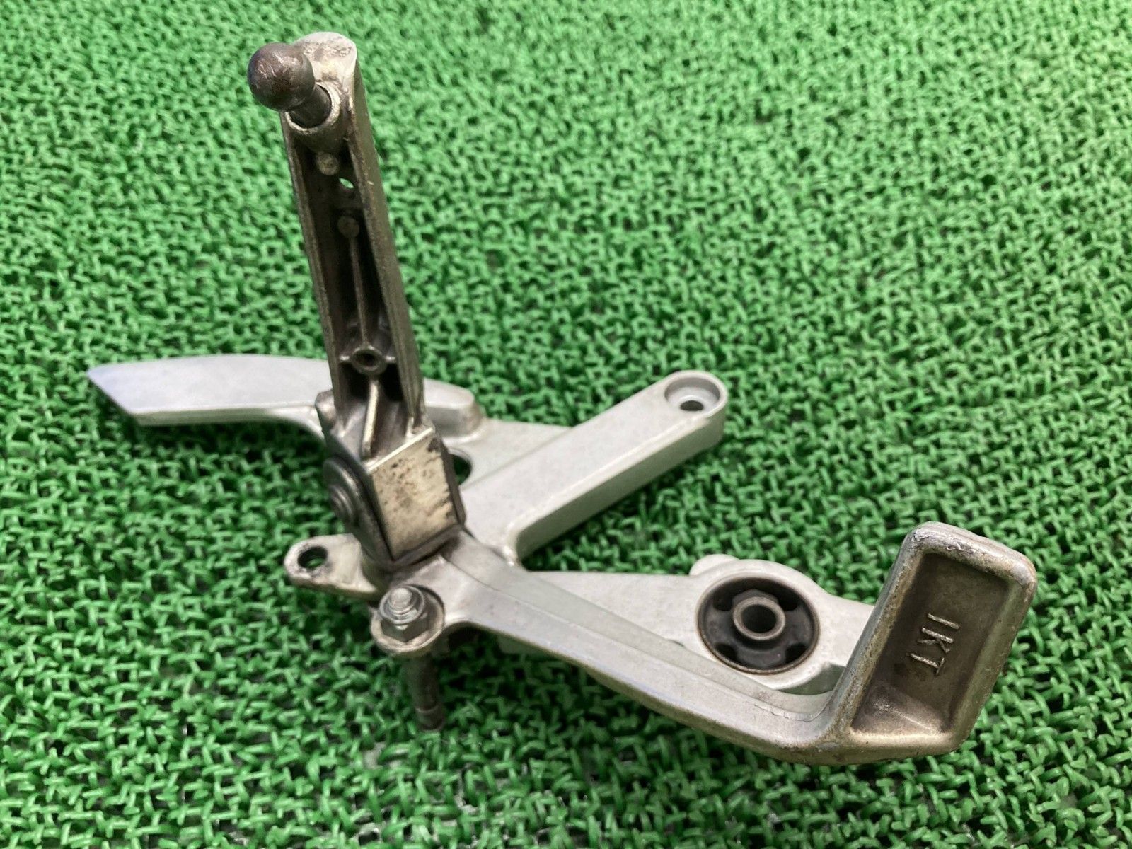 TZR250 ステップ 右 ヤマハ 純正 バイク 部品 1KT ブレーキペダル ペグ ペイント素材に 曲がり無し 品薄 車検 Genuine eO