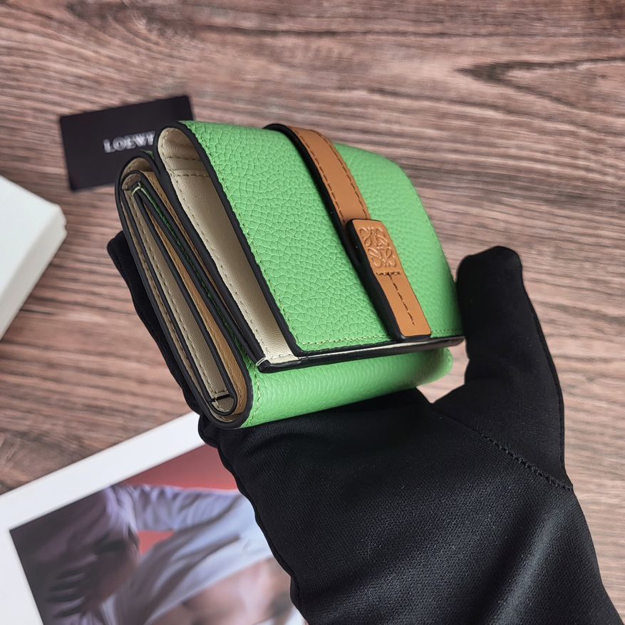 新品未使用】ロエベ（Loewe）三つ折り財布 牛革 グリーン ブラウン