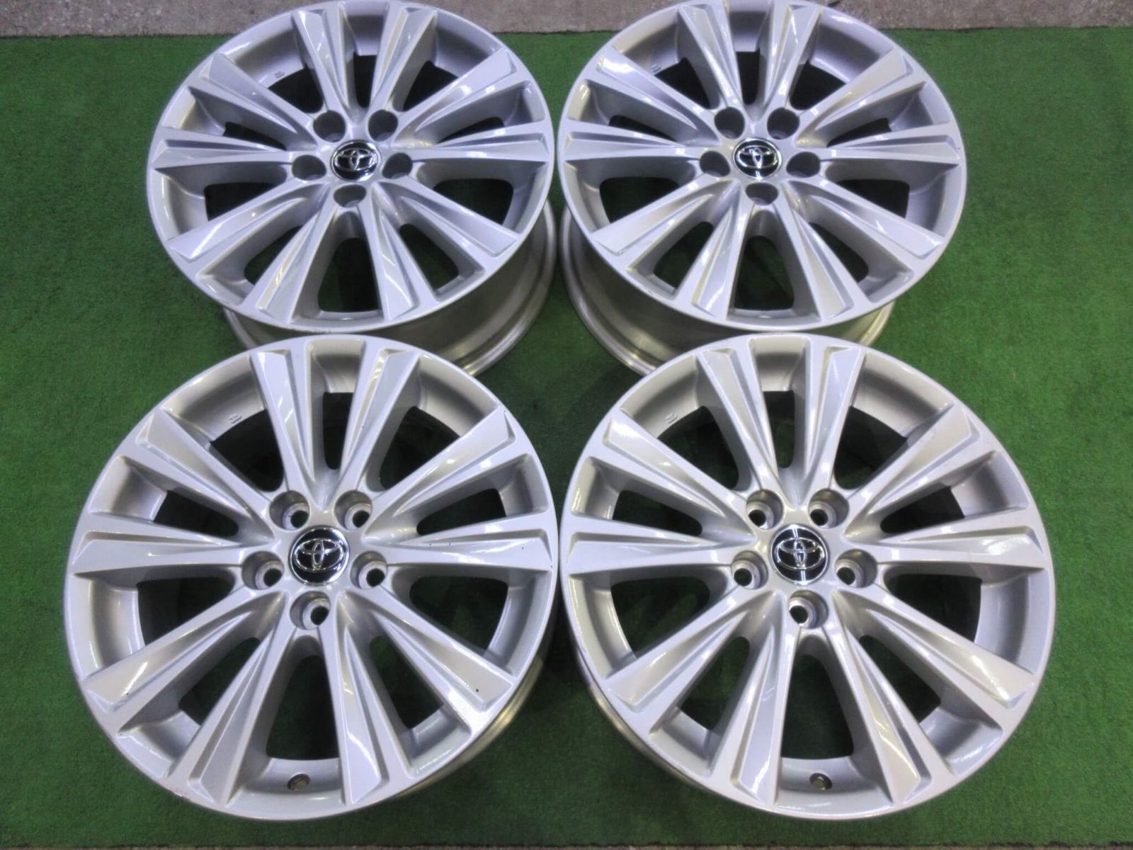 トヨタ　３０系アルファード　7.5J-18 5H114.3 +45　スタッドレス用にいかがですか！