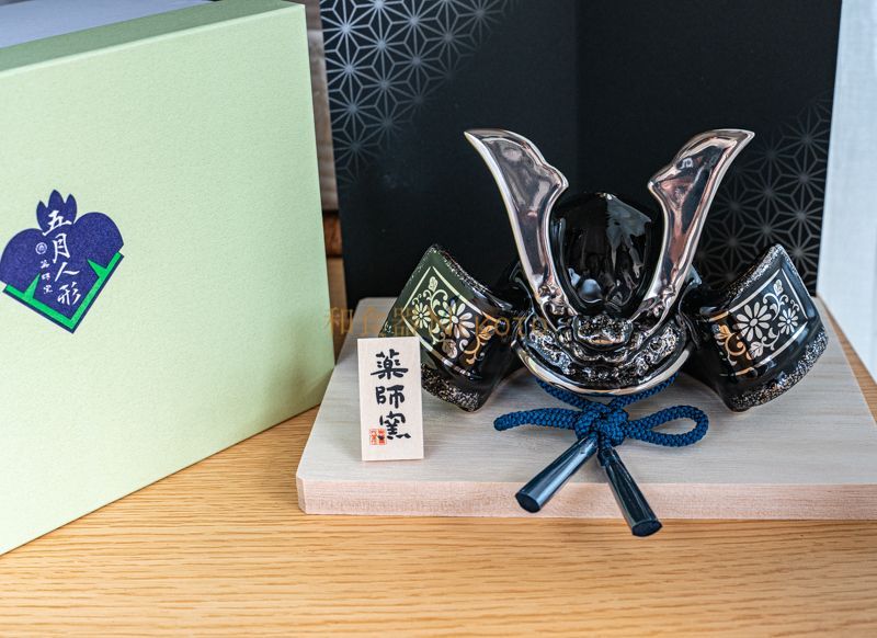 薬師窯　五月人形　染絵出世兜飾り(漆黒)　新品　日本製　ミニ　コンパクト　鎧飾り 楽天市場】【クーポンで300円OFF】 五月人形 染絵出世兜飾り