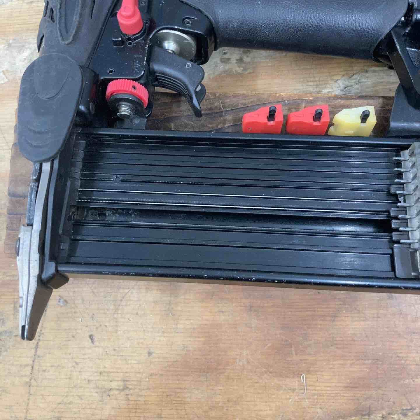高圧フィニッシュネイラ 仕上釘打機