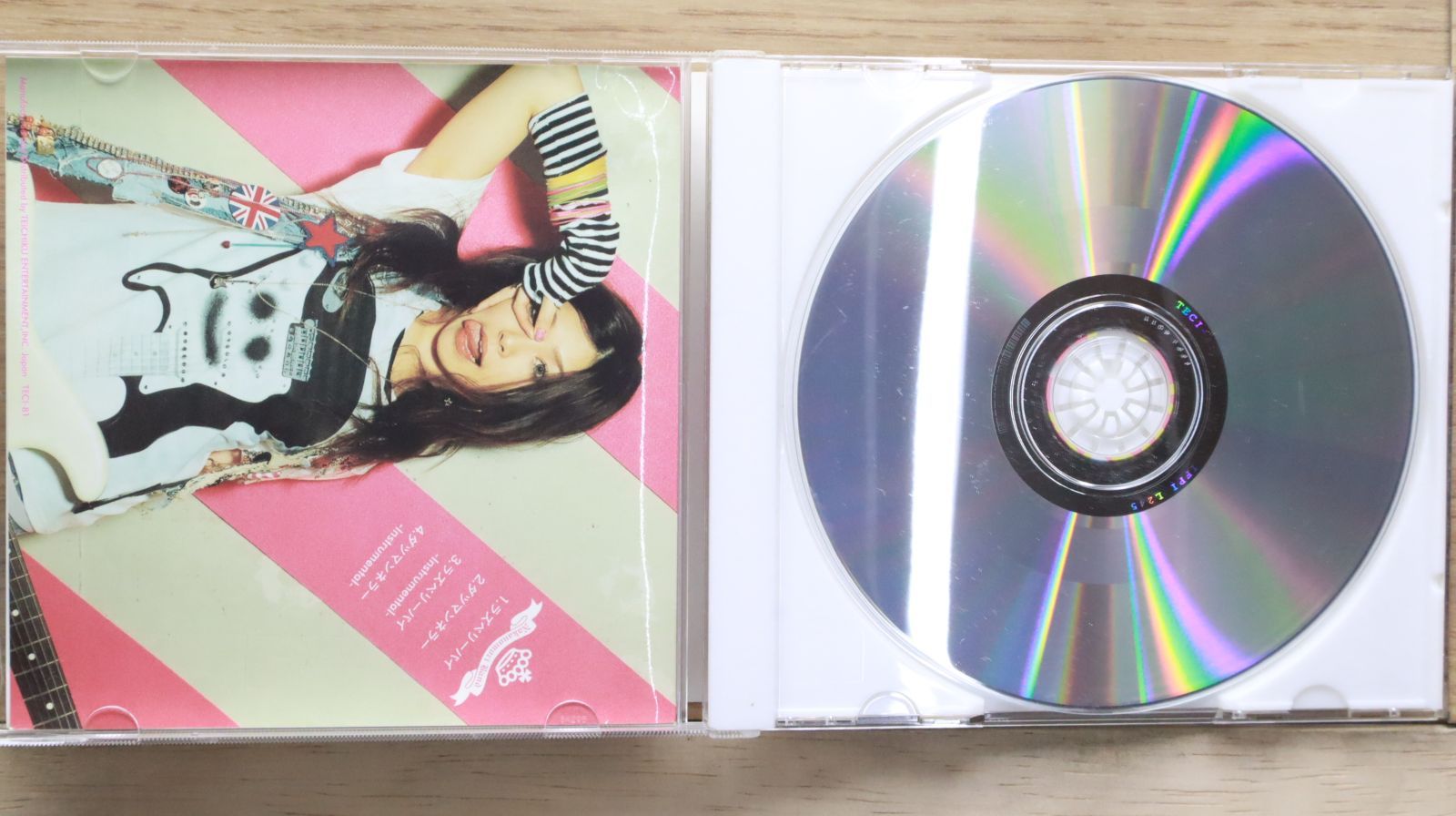 NouerA リン サインアルバム NouerA(ヌエラ) ファーストミニアルバム『New is Now』で