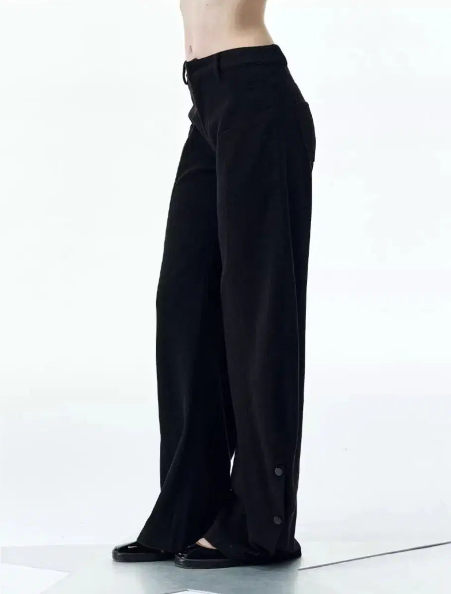【激安通販】 ネッシー スタジオ 黒 ワッフル ボタン スリット ルーズフィット ワイド パンツ セール商品再値下げ中。