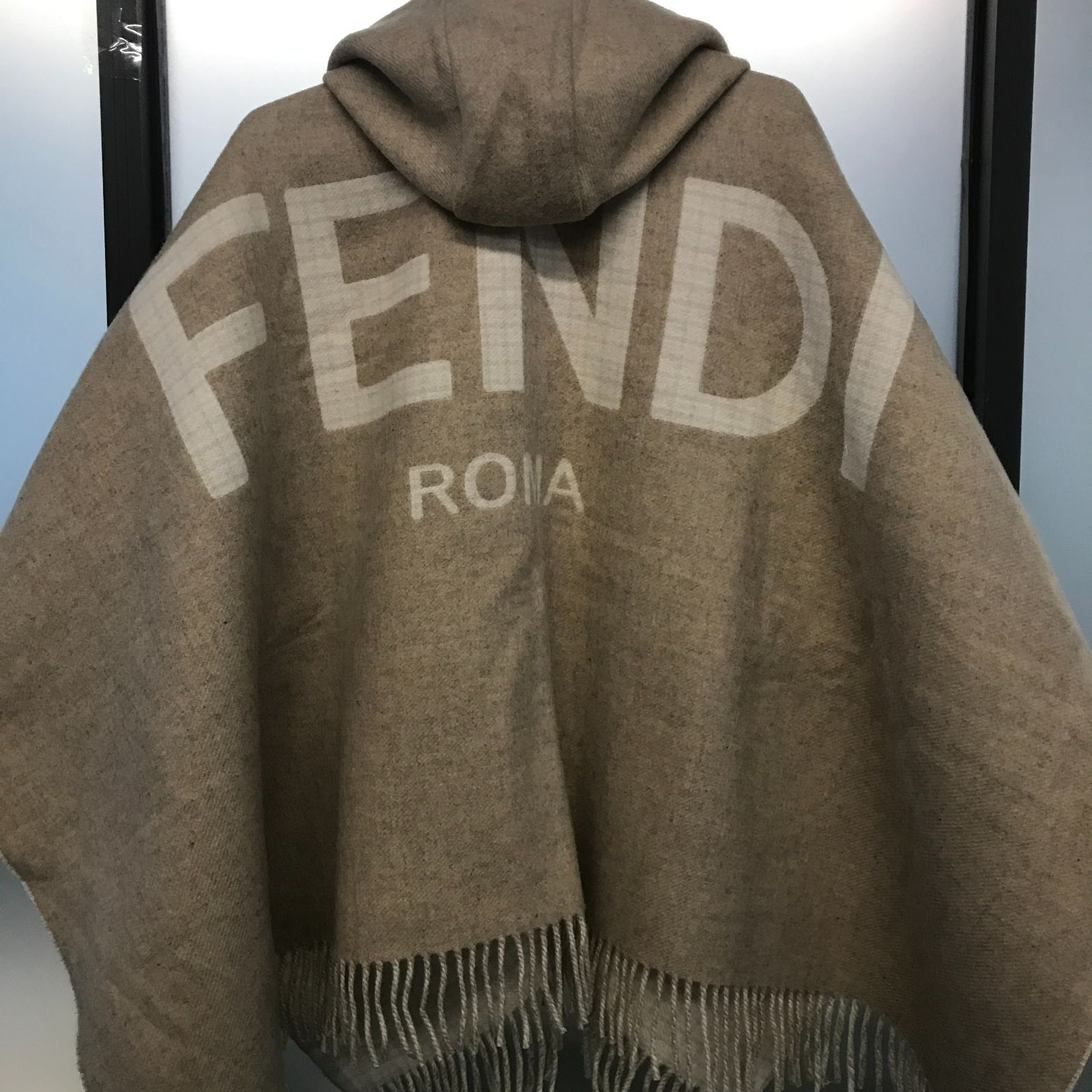 値下げ FENDI フェンディ ポンチョ - メルカリ