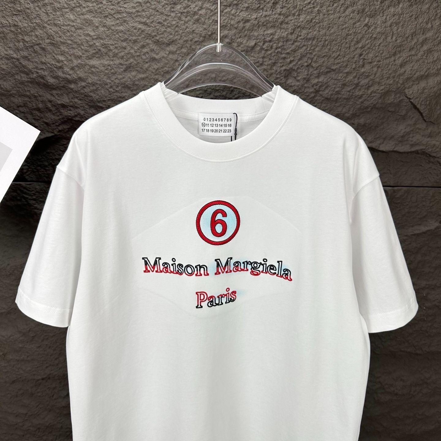 MM6 Maison Margiela 刺繍ロゴ Tシャツ サーモンピンク MM6 Maison Margiela｜ｴﾑｴﾑｼｯｸｽ ﾒｿﾞﾝ ﾏﾙｼﾞｪﾗのトップス（ピンク