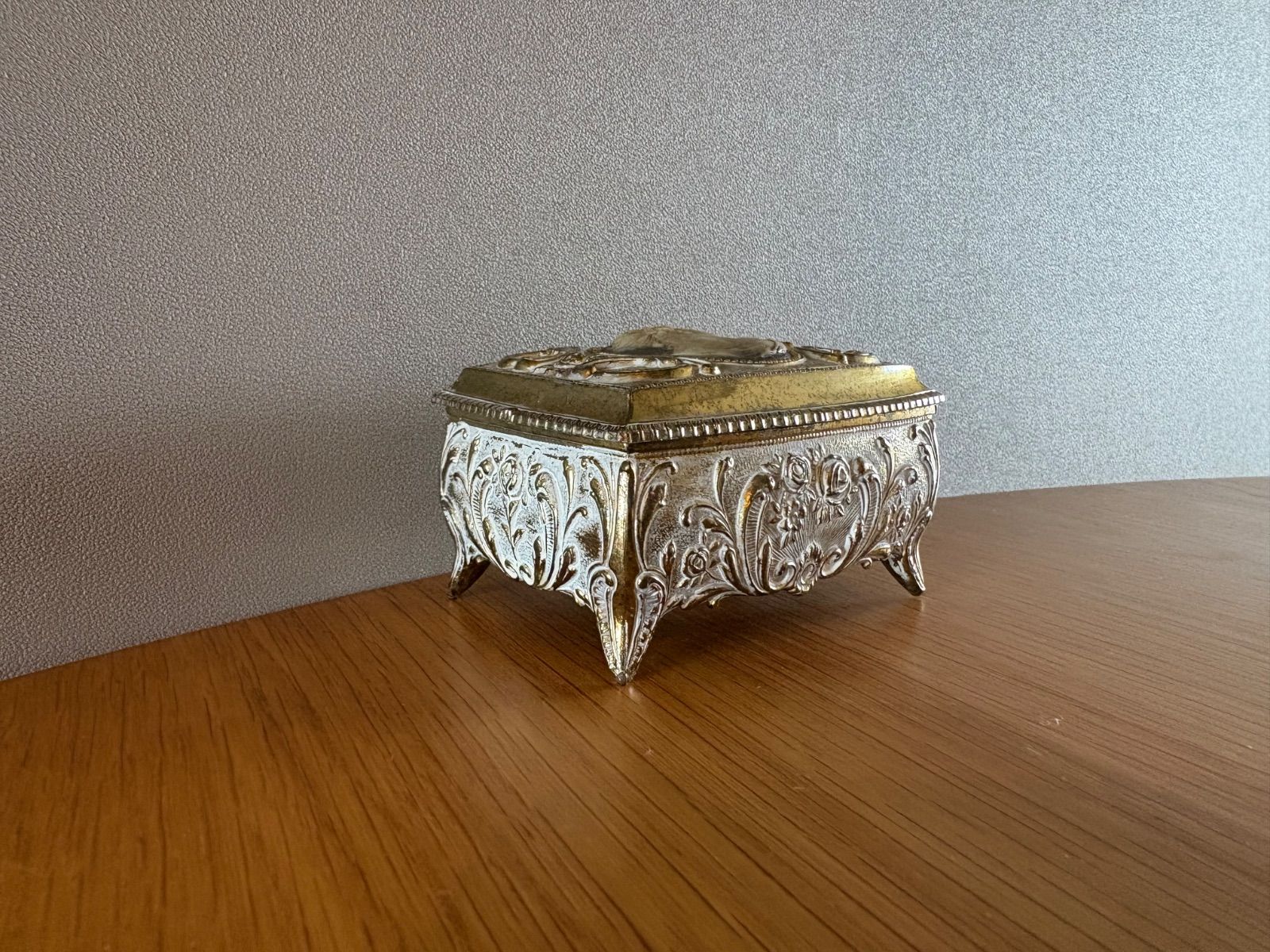 国産のシャビーな ケース ヴィンテージ ブロカント ジュエリーボックス