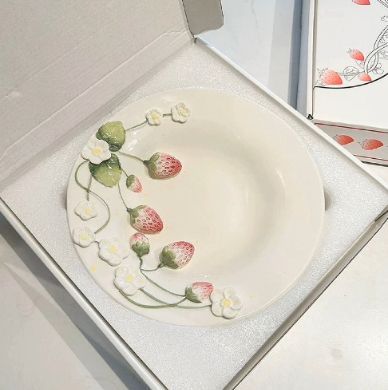 立体いちごと白い花が縁を彩る 可愛い 陶器製 おしゃれ食器インテリア  