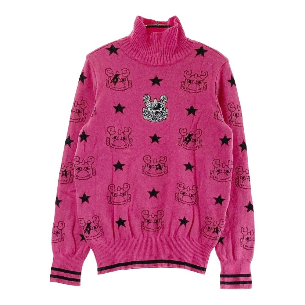 サイズ：2 DANCE WITH DRAGON ダンスウィズドラゴン  ハイネック ニットセーター チビドラ総柄 ピンク系 [240101427500] ゴルフウェア レディース ストスト サイズ：2 DANCE WITH DRAGON ダンスウィズドラゴン ハイネック