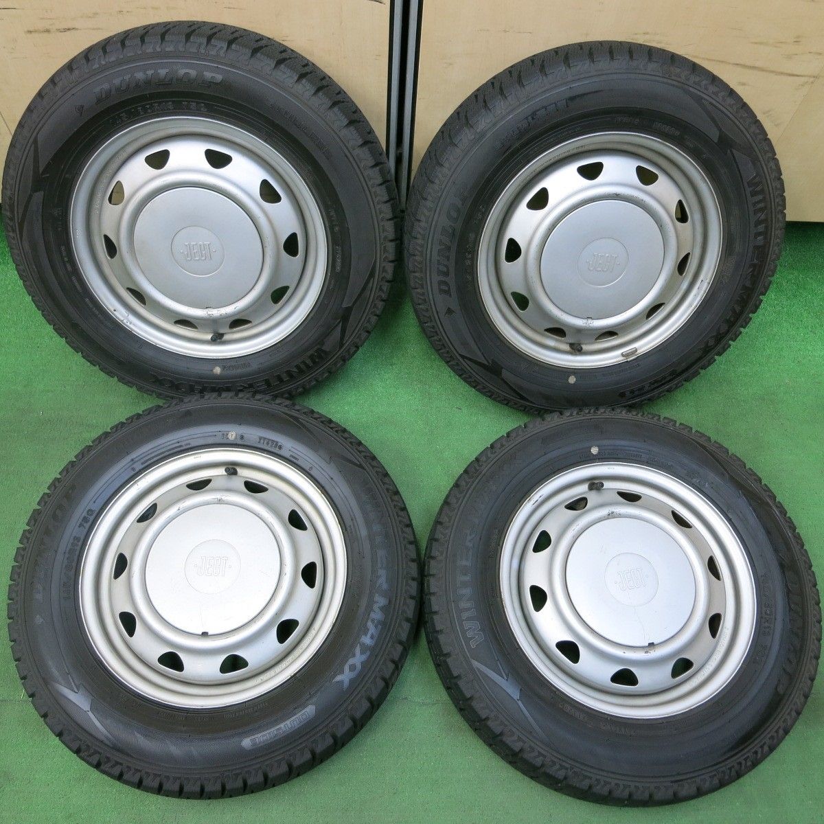 [送料無料] バリ溝！20年！9.5分スタッドレス 145/80R13 ダンロップ ウインターマックス WM02 ・JECT・ スチール PCD100 110 114.3/4H マルチ4101805SYス