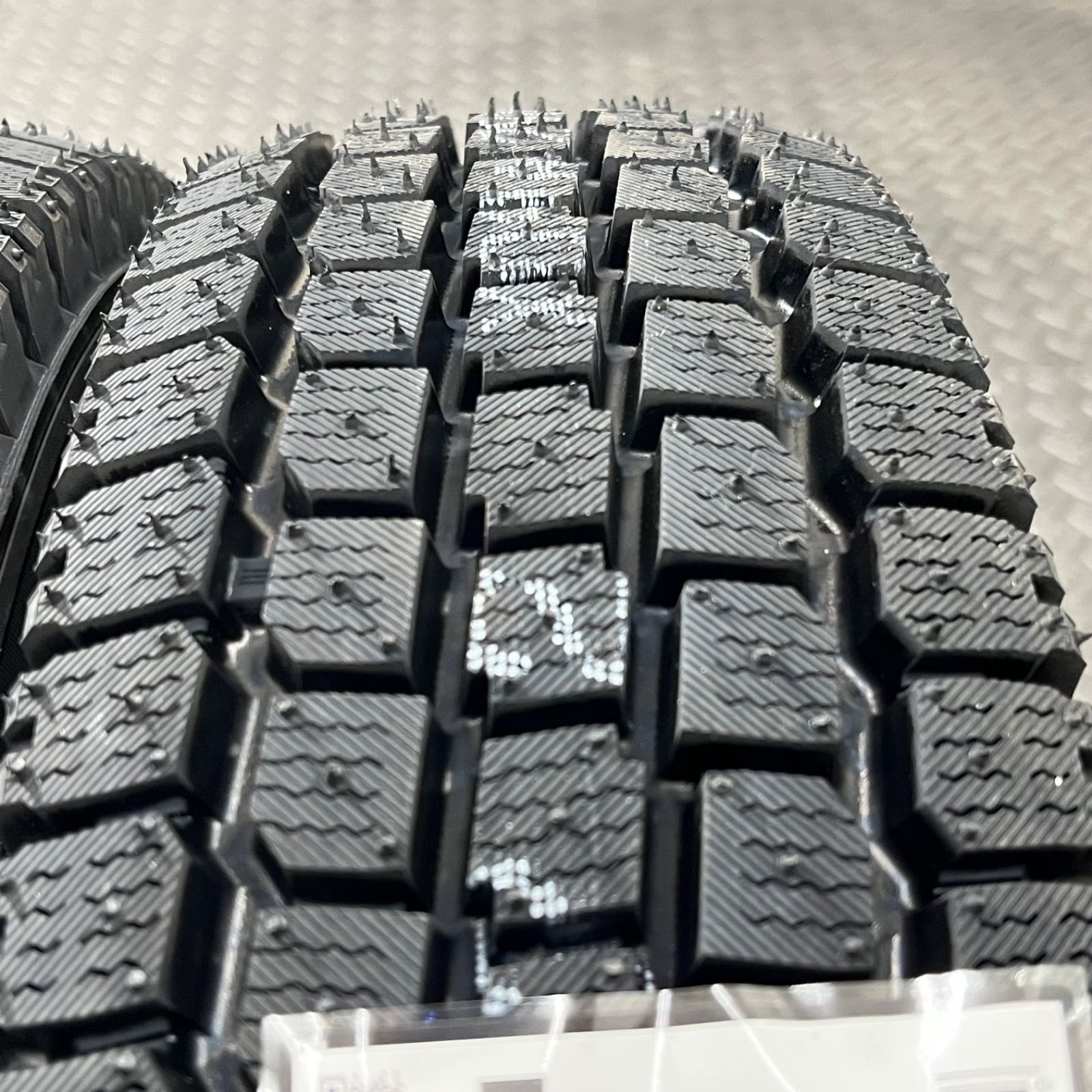 スタッドレスタイヤ 冬タイヤ