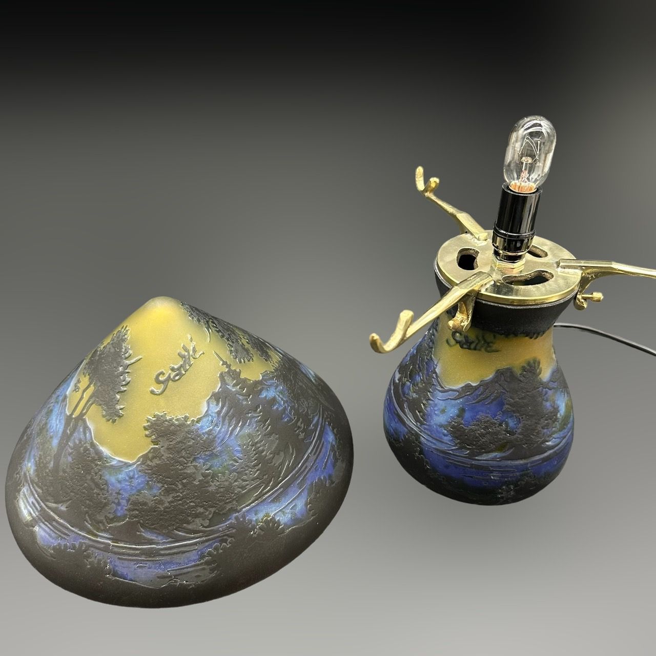 エミールガレ　 二灯ランプ 　山景紋　カメオ彫り　被せガラス　高さ24ｃｍ エミールガレ 二灯ランプ 山景紋 カメオ彫り 被せガラス 高さ