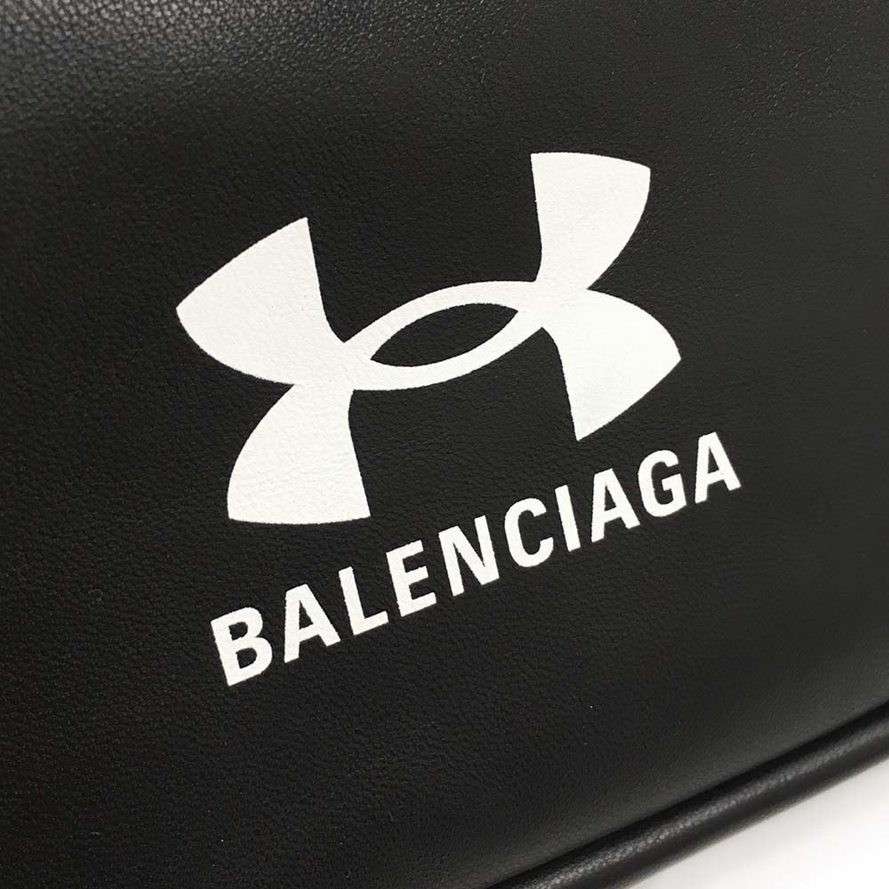[BALENCIAGA]★ バレンシアガロゴ フラット ポーチ★現地セール BALENCIAGA]☆ バレンシアガロゴ フラット ポーチ☆現地セール